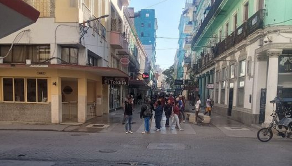 Activista intenta defender a mujer abusada en Boulevard de San Rafael y le piden que no se meta porque "esa es su mujer"