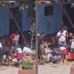 Cubanos en Santiago de Cuba recogen aceite del suelo que quedó desparramado frente a una bodega