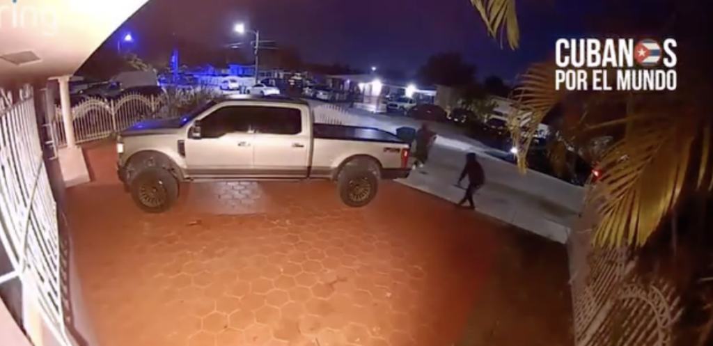 En cámara quedó captado el momento en que se robaron una camioneta en Miami cuando estaba parqueada a las afueras de una vivienda.