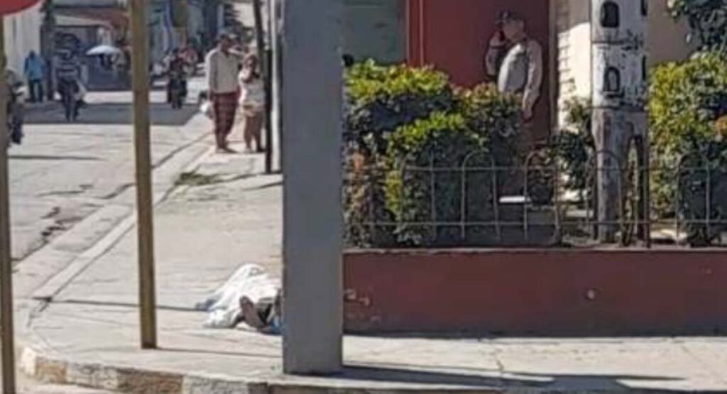Holguín: Cadáver de un deambulante permanece horas bajo el sol, “custodiado” por un agente de la PNR