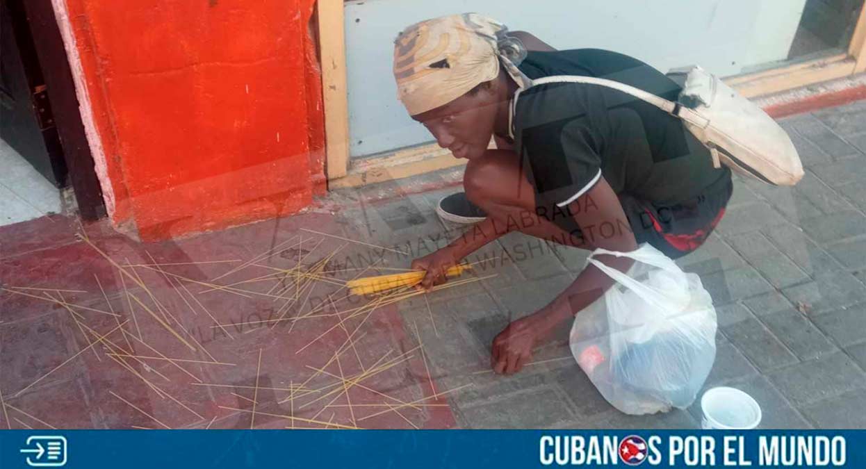 Una cubana fue captada recogiendo espaguetis del suelo frente a una Mipyme en Santiago de Cuba, según reportes en redes sociales.