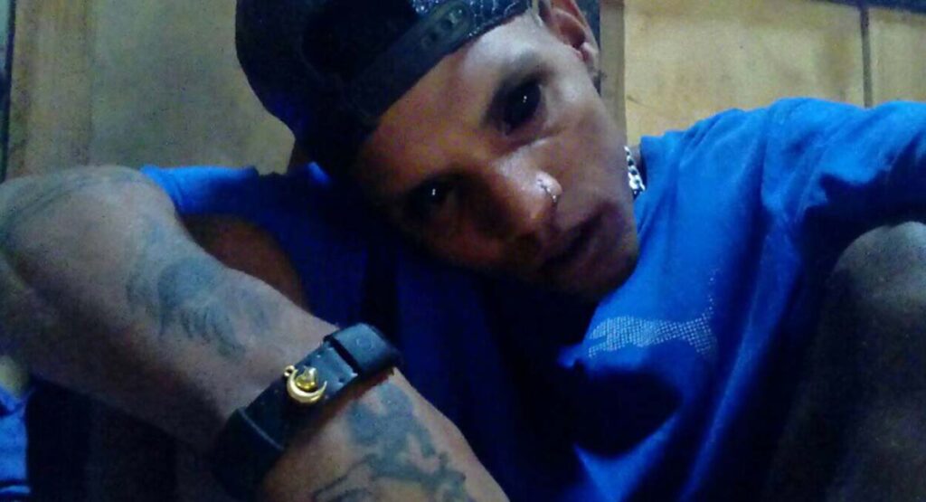 Detenidos dos sujetos que amenazaron con un arma a otro para robarle celular en Granma