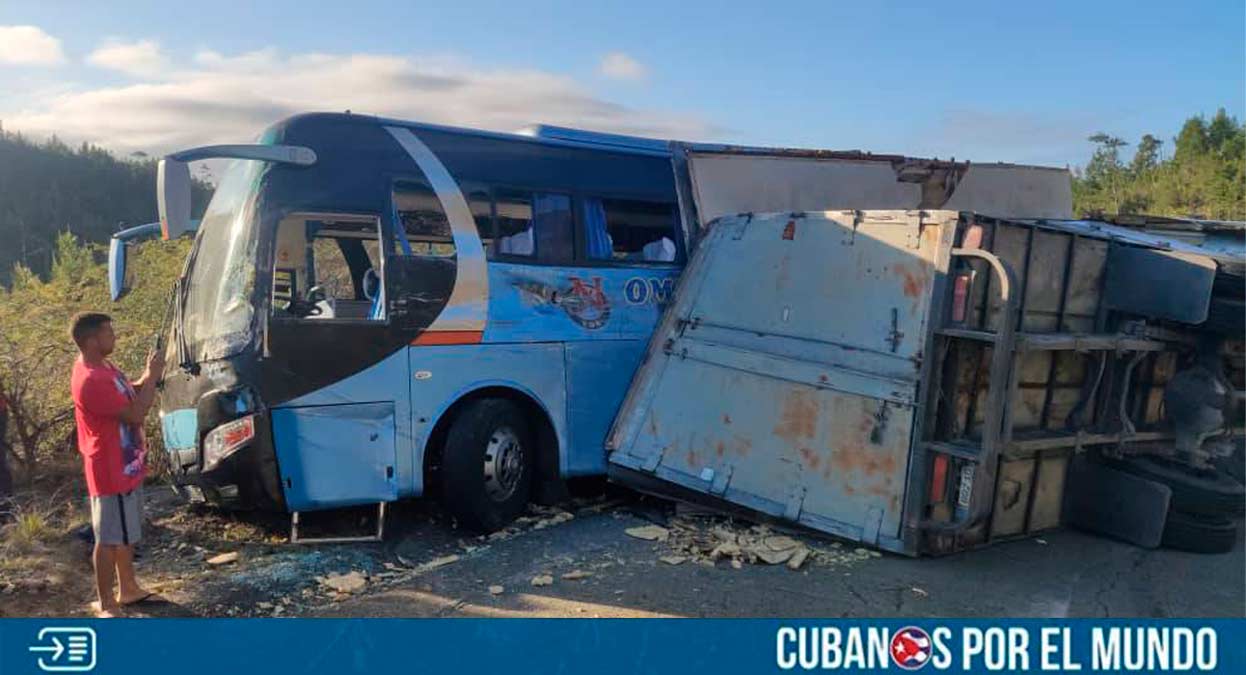 En las últimas horas, han sido difundidas imágenes que muestran como quedó el ómnibus que cubría la ruta Baracoa-Santiago de Cuba tras el accidente sufrido en La Farola, reportado recientemente.