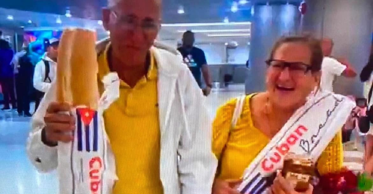 Reciben con una barra de pan a dos cubanos recién llegados de la isla