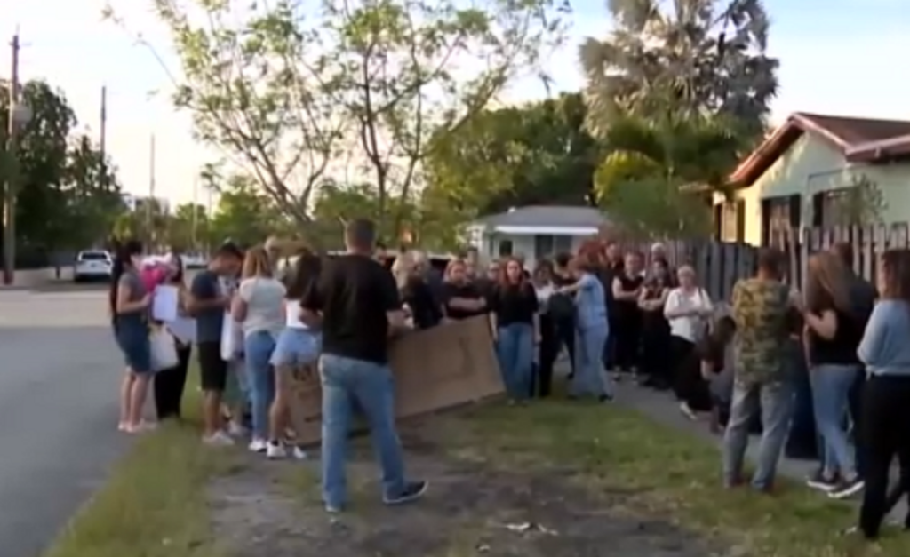 Familiares hacen vigilia cerca del lugar donde ocurrió mortal accidente en Hialeah