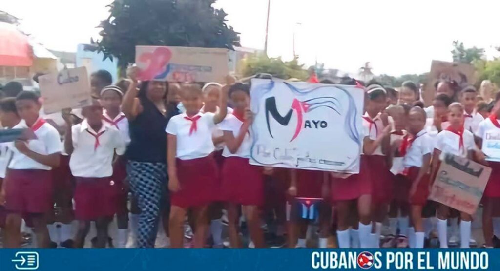 Una nueva prueba del adoctrinamiento en Cuba se dio a conocer en las últimas horas en las redes sociales, cuando la dictadura castrista, utilizó, una vez más, a niños para los actos por motivo del 1ro de Mayo.