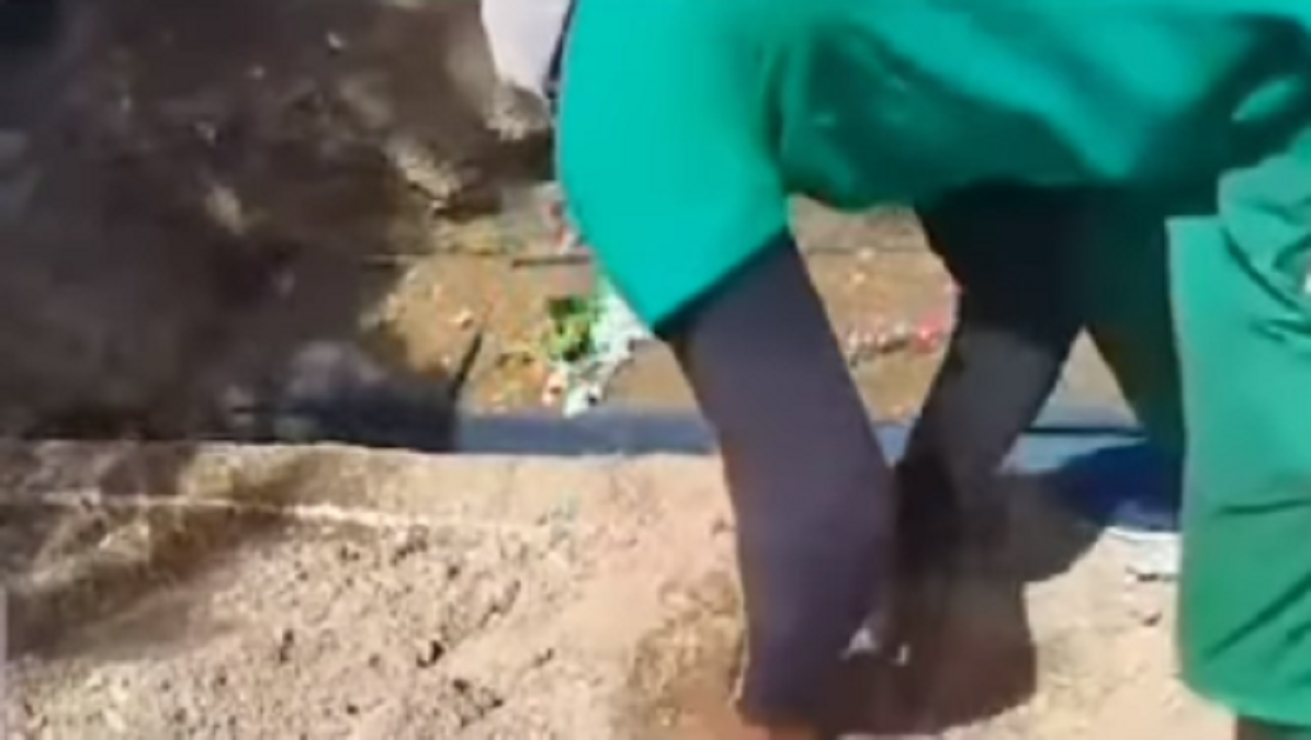 ¡Doloroso y vergonzoso! Entierran a cubano con las manos por falta de recursos (+VIDEO)