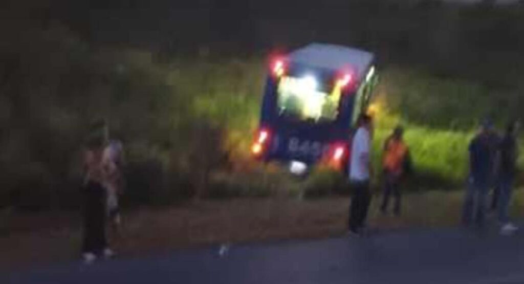 ¡Qué susto! Ómnibus sufre la explosión de uno de sus neumáticos y sale de la carretera en La Habana