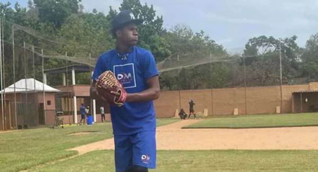 Joven pelotero cubano se va de la isla y pone su mira en la MLB
