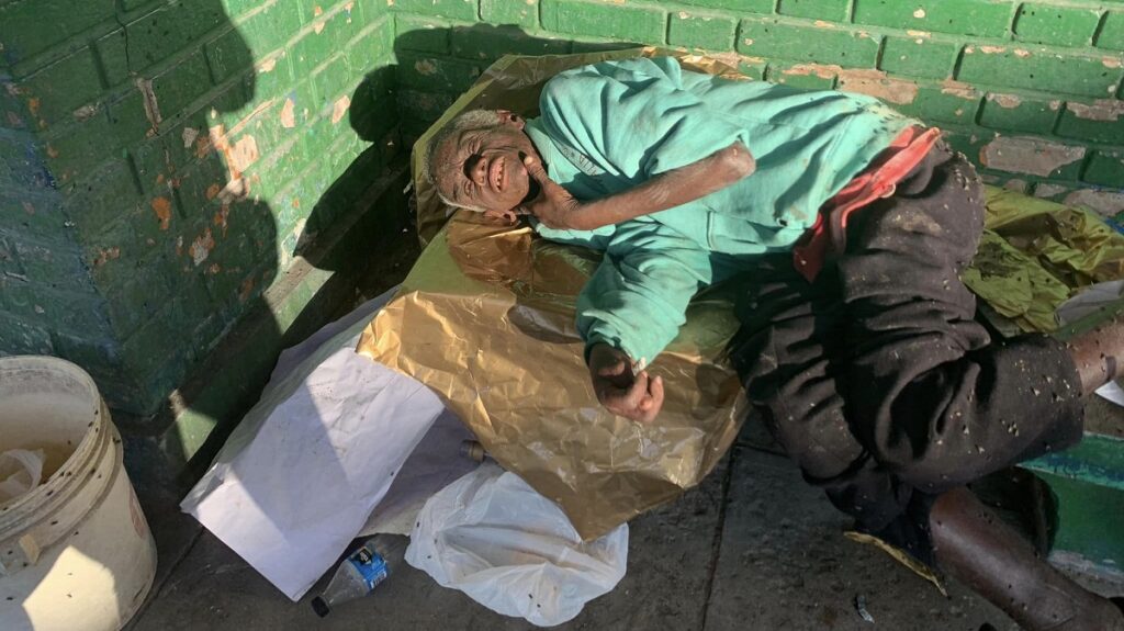 Piden ayuda para persona abandonada cerca del hospital La Covadonga