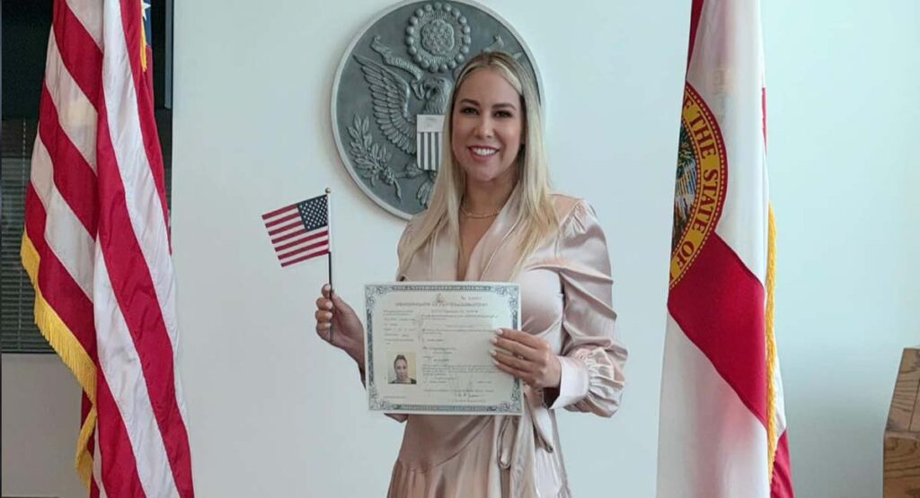 Señorita Dayana recibe la ciudadanía americana