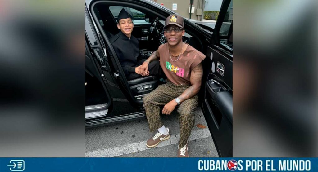 Un emotivo encuentro vivió el boxeador cubano, Yordenis Ugás, con un niño que le pidió ver su auto. Así lo dejó saber el peleador en un video publicado en sus redes sociales en donde muestra parte del momento en que comparte con el chico entre risas.