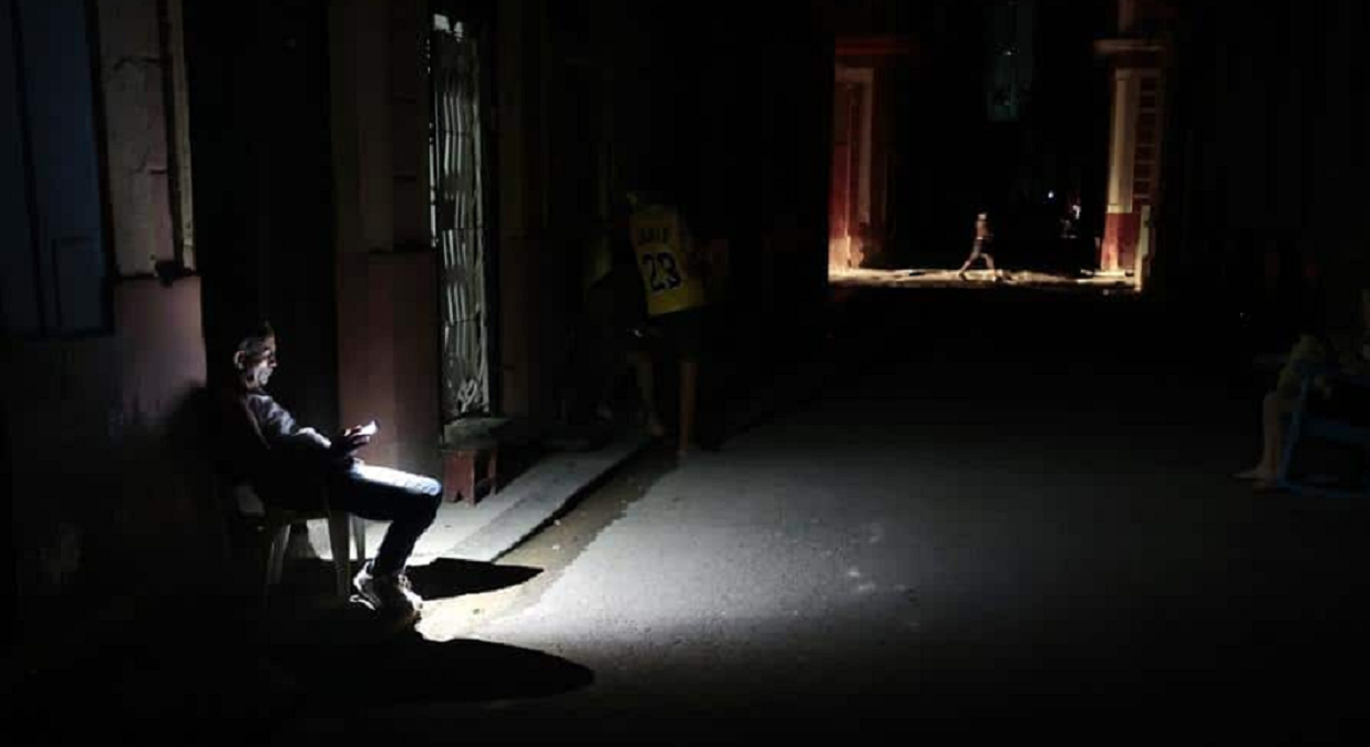 ¡El colmo! UNE pide “ahorrar” para evitar los apagones