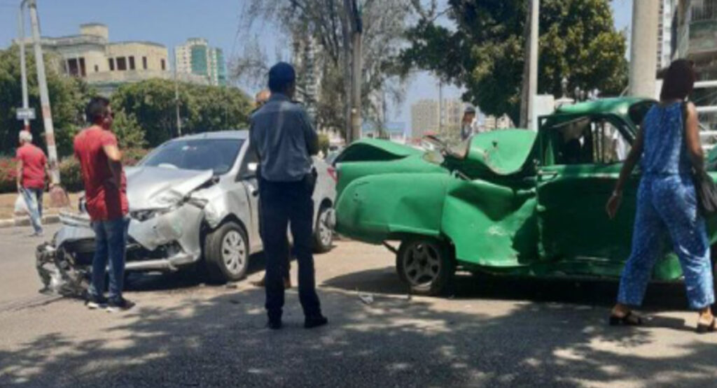 Reportan choque entre un almendrón y un carro moderno en La Habana; el semáforo no tenía electricidad