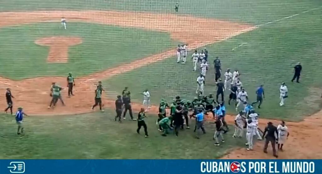 Autoridades deportivas de la isla comunista sancionaron a los jugadores y entrenadores que protagonizaron una pelea en el estadio de Cienfuegos en días recientes.