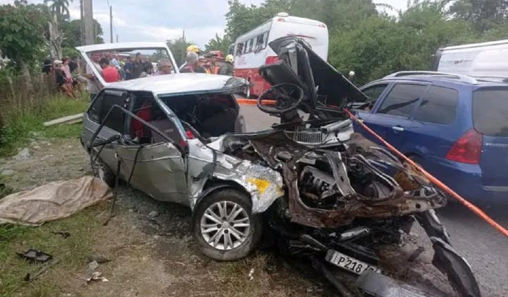 Accidente entre ómnibus de TransGaviota y automóvil deja un fallecido