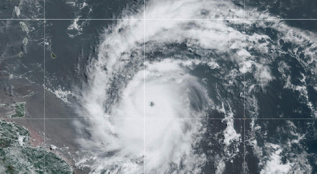 Huracán Beryl ya es categoría 4 y sigue rumbo hacia el Caribe