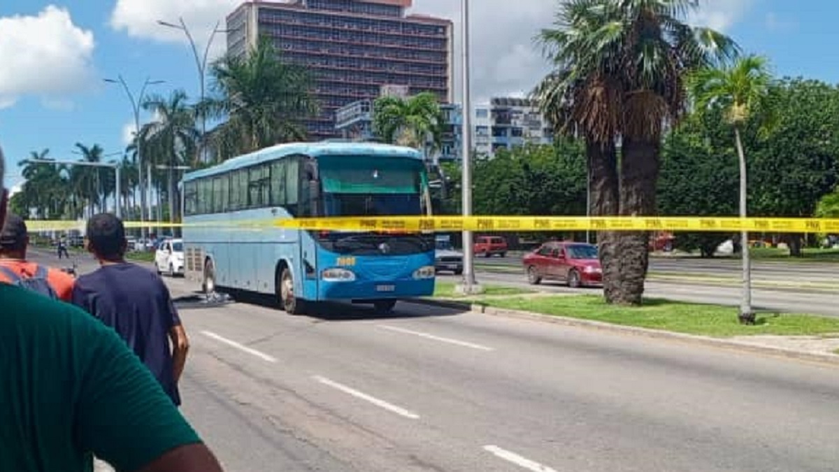 Muere conductora de una moto eléctrica tras accidente con un autobús en La Habana (+VIDEO)