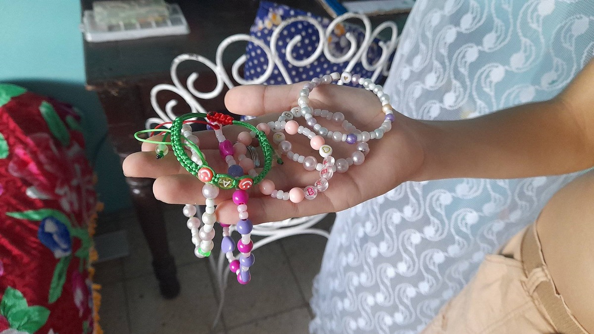 Promocionan venta de pulsas de niño cubano enfermo que quiere ayudar a su mamá