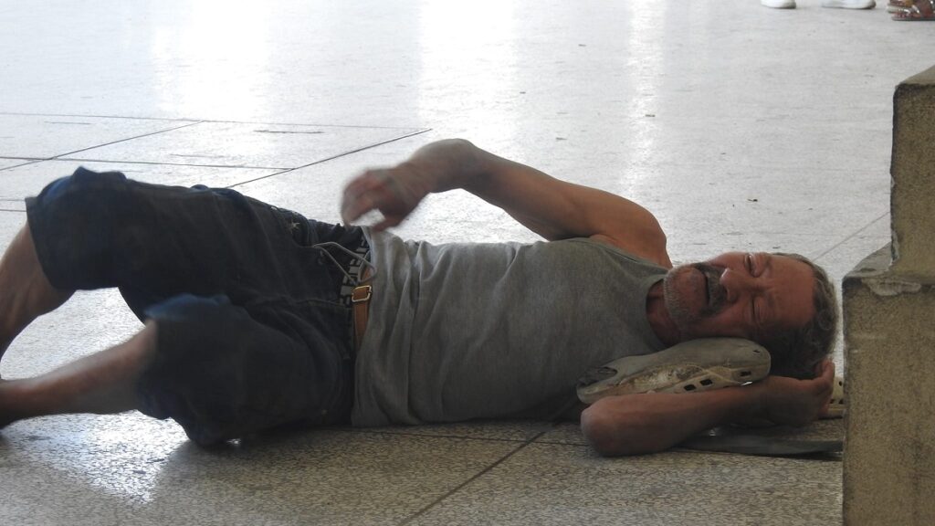 Reclutador del servicio militar obligatorio está en estado de abandono y duerme en las calles