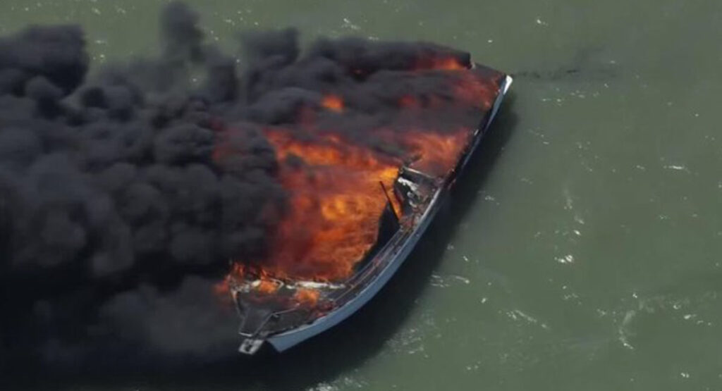 Milagro en California: Rescatan a dos personas de un barco en llamas