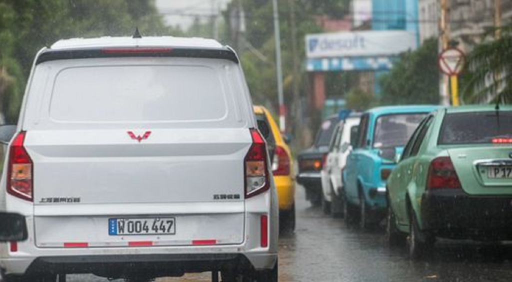 Chivatos y huelecu... del régimen cubano que acumulen méritos, podrán comprar carros en CUP