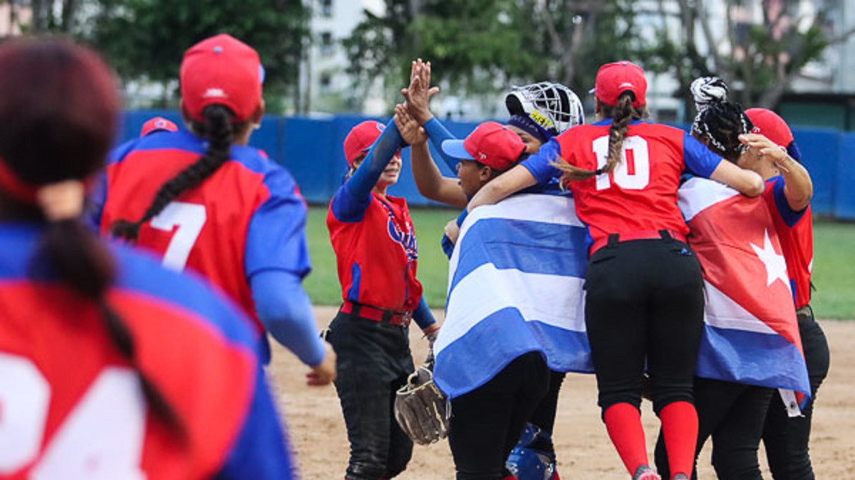 Entrenadora del equipo de sóftbol de Cuba pide asilo en Miami