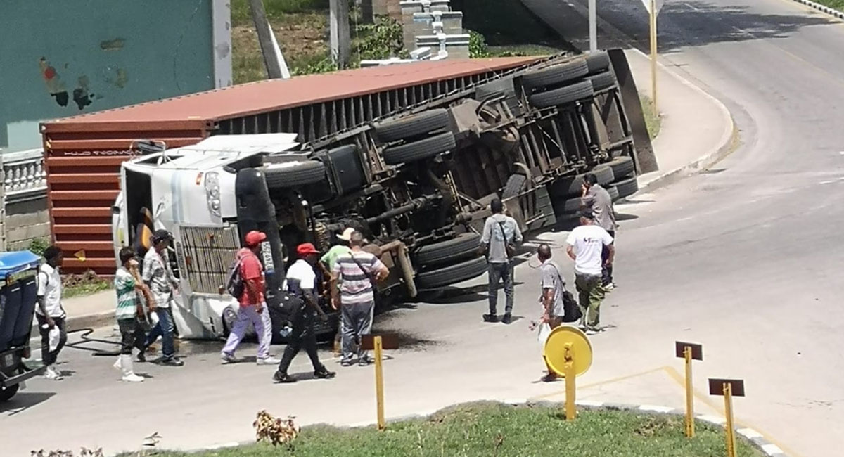 Rastra con contenedor se volcó en Ciego de Ávila