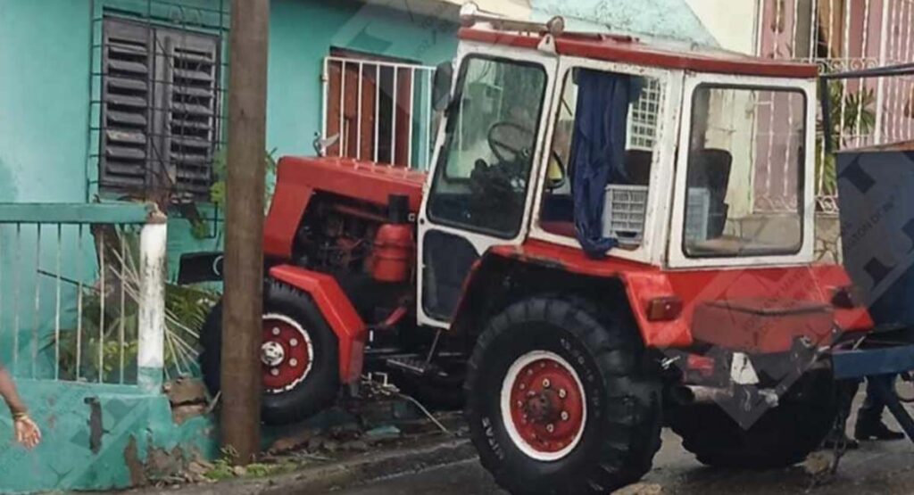 Tractor impacta con el portal de una casa en Santiago de Cuba