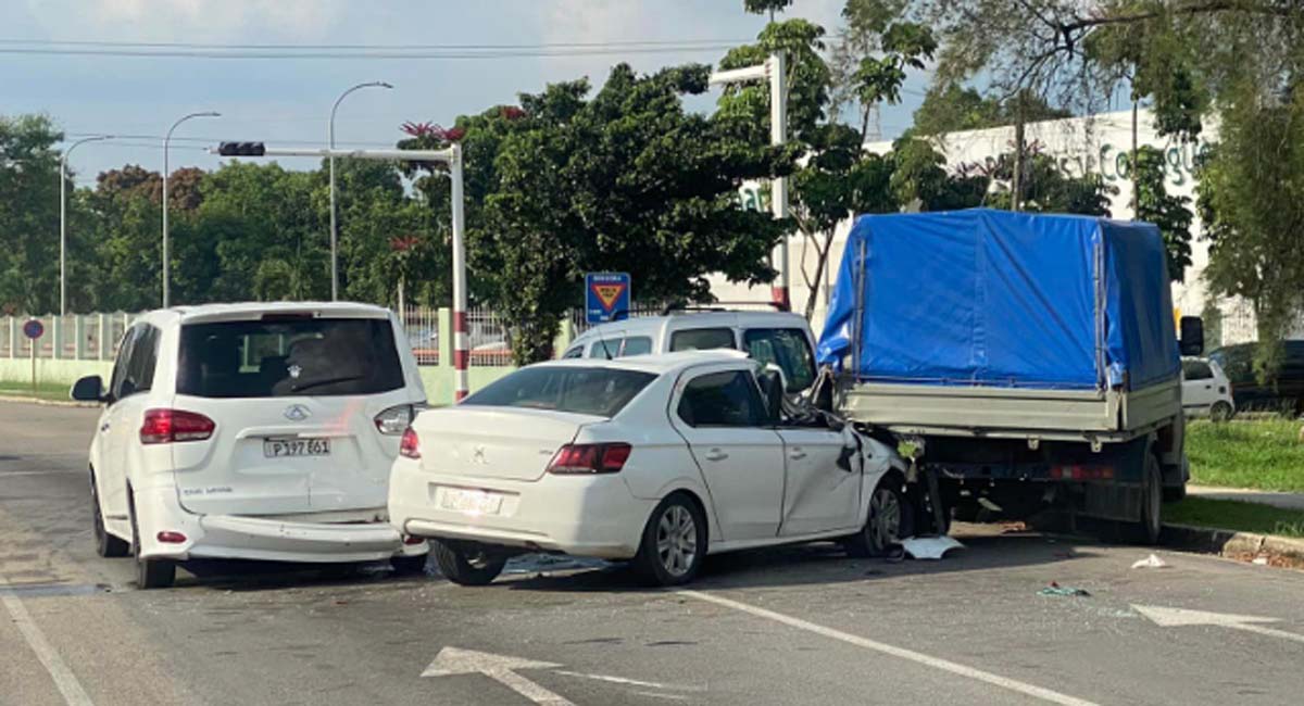Reportan triple choque en la Avenida Boyeros, La Habana
