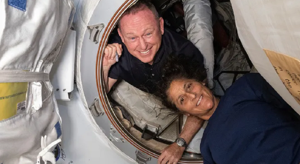 Astronautas varados en el espacio, podrían permanecer ahí hasta el 2025
