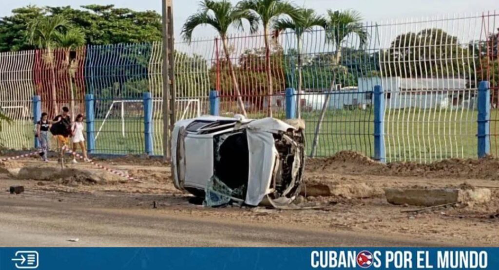 Los supuestos arreglos que estaba realizando Aguas de La Habana en una calle de la capital terminó provocando un accidente vial.
