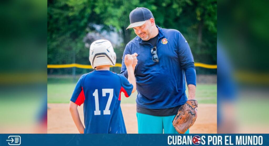 Michael Umpierre, hijo de inmigrantes cubanos, fue seleccionado como coach del año en las Pequeñas Ligas de los Estados Unidos.