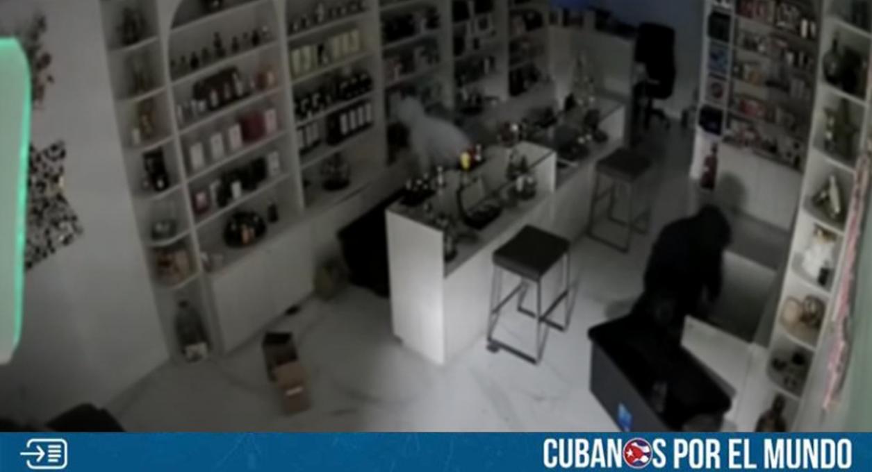 Dos ladrones robaron miles de dólares en mercancías de una perfumería al suroeste de la ciudad de Miami-Dade.