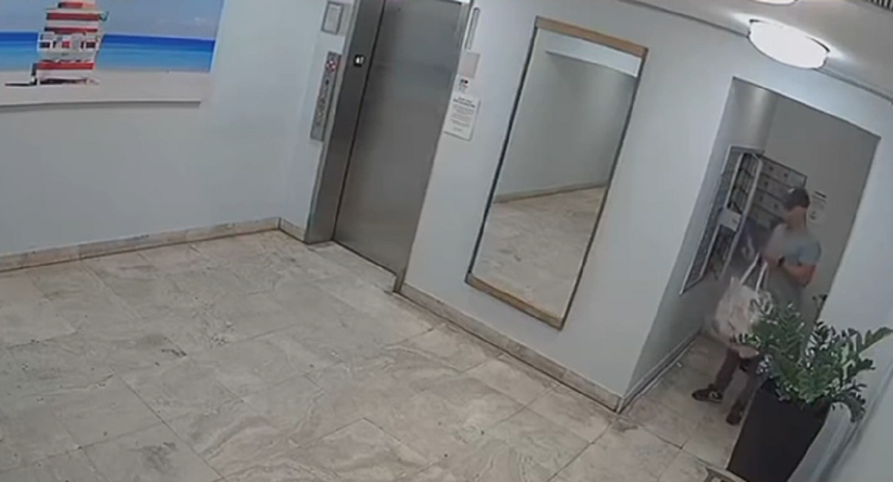 Captan en video a sujeto robando en buzones de correo en Miami Beach