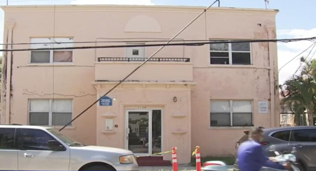 Inquilinos de un edificio en La Pequeña Habana afirmaron que viven como perros debido al mal estado que presenta la edificación en la actualidad.