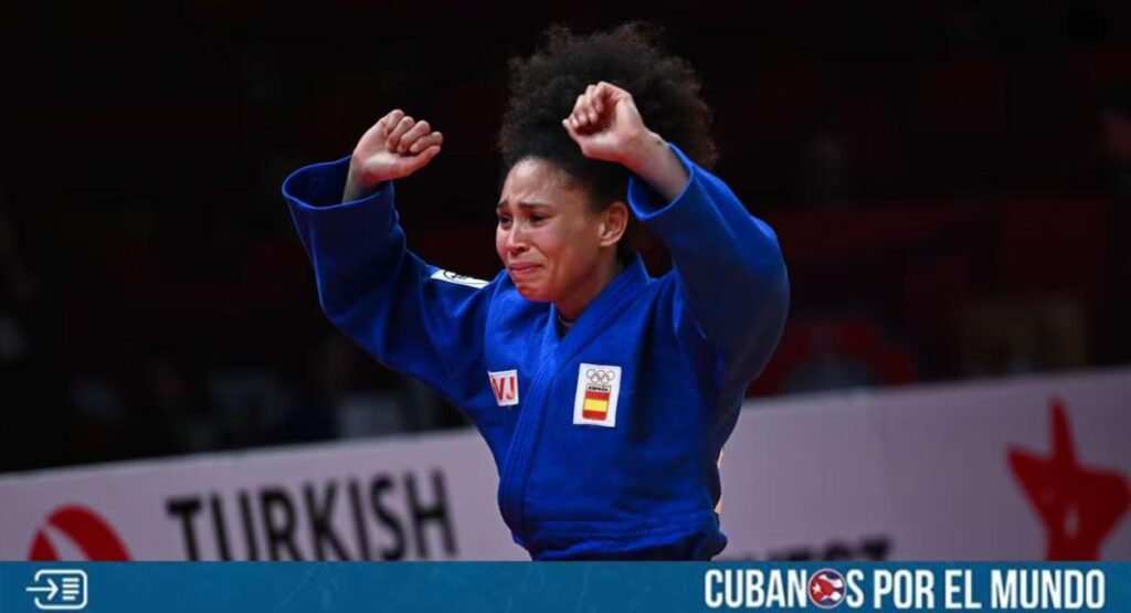 La judoca cubana Ayumi Leiva huyó en 2022 de la isla, cuando iba camino a una competencia en Cali y en una escala en Madrid, la joven decidió escaparse y pidió asilo político a la policía del control de pasaportes y fue entonces cuando se quedó en el país europeo.