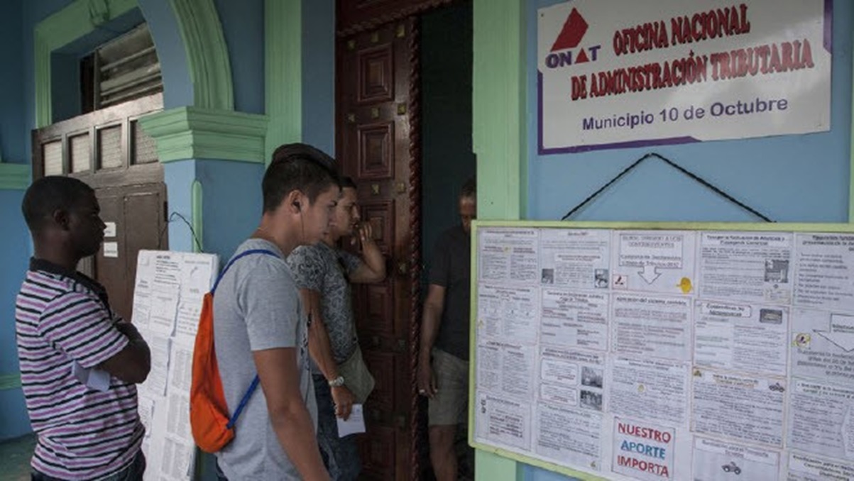 No regulados, pero sí endeudados. Más de mil holguineros no pueden salir de Cuba