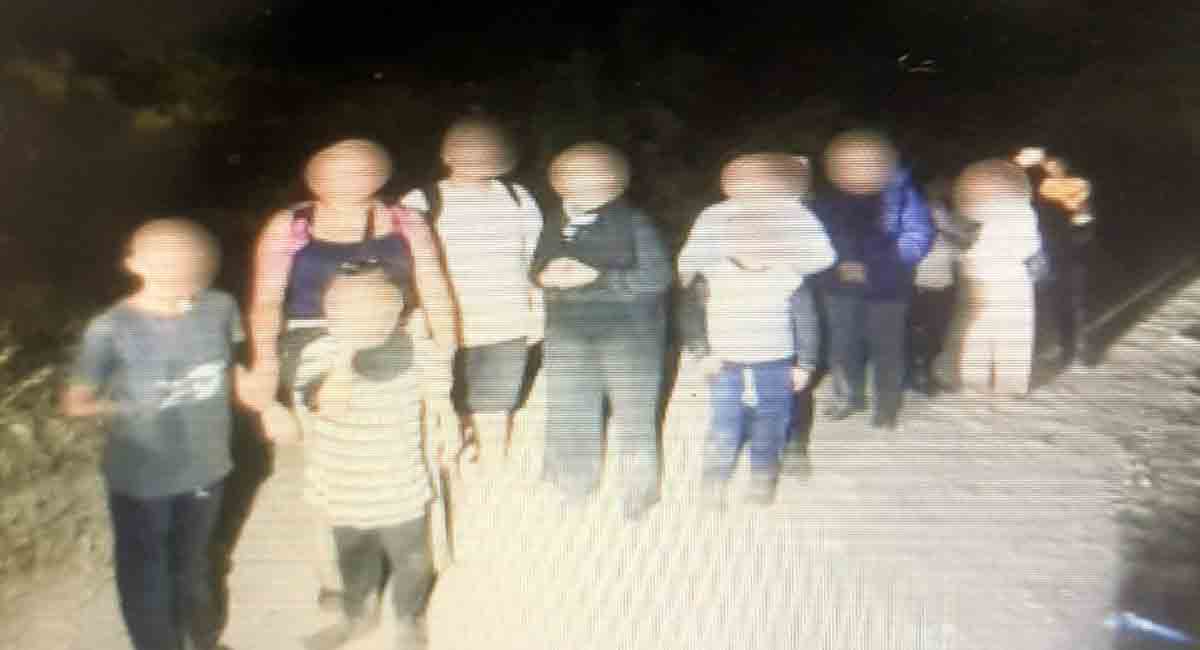 Detienen a numeroso grupo de migrantes que entró ilegalmente a EE.UU. Entre ellos hay varios cubanos