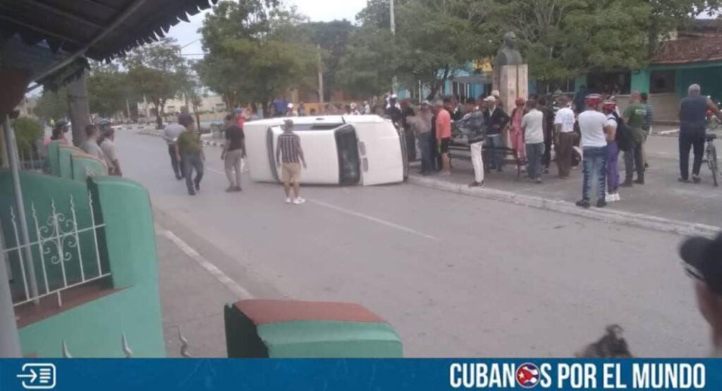 El fin de semana se registró un fuerte accidente que dejó impactantes imágenes en Sancti Spíritus. Aparentemente, un Lada perdió el control y terminó quedando volcado en la carretera.