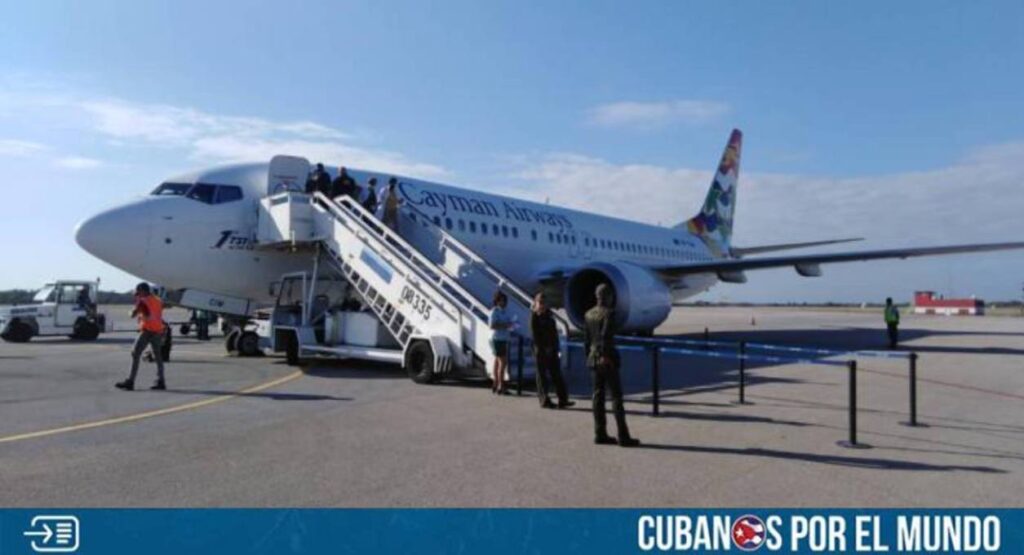 Nueve cubanos fueron deportados a la isla el pasado viernes en un vuelo procedente de las Islas Caimán, según informó la dictadura castrista a través de las redes sociales del Ministerio del Interior (MININT).