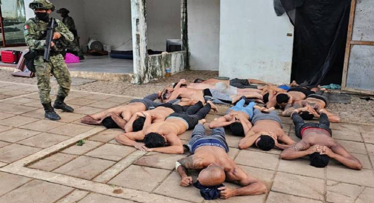 Al menos 22 migrantes de distintas nacionalidades, entre ellos cuatro cubanos, fueron rescatados por las autoridades en México después un enfrentamiento con un grupo criminal en la carretera Tapachula-Viva México.