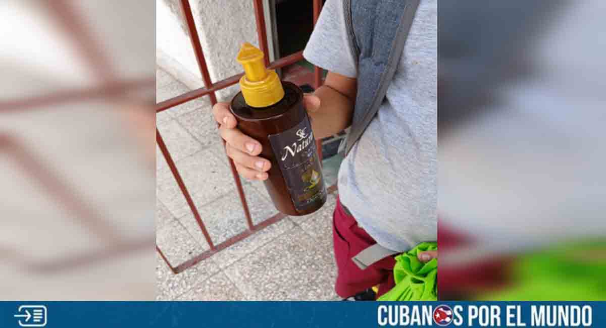 Niño de apenas 9 años en Camagüey vende champú para dar de comer a su madre y hermano