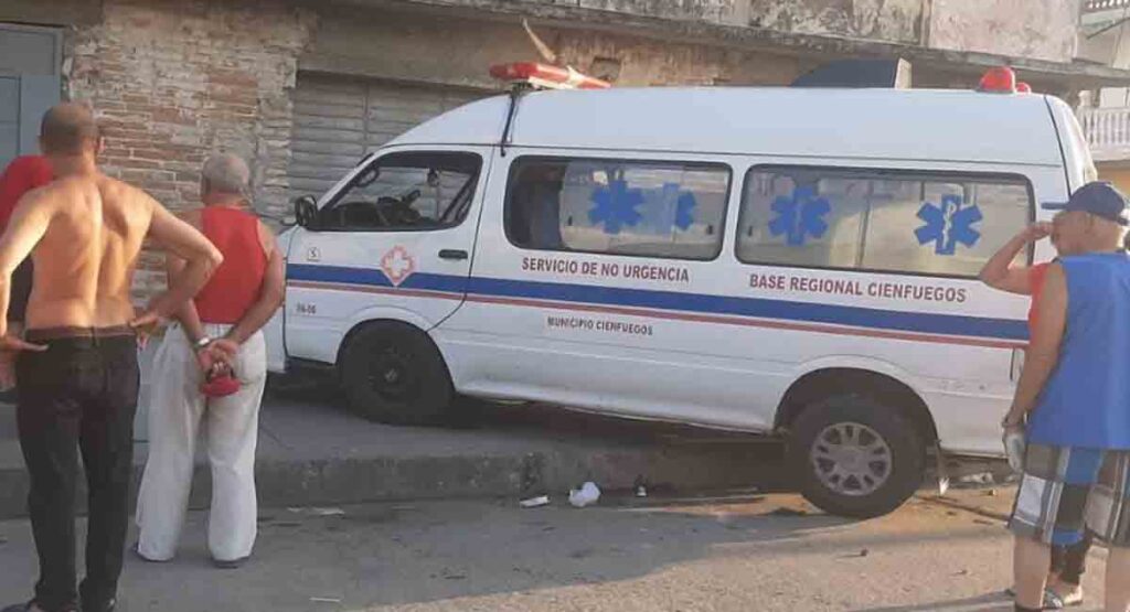 UNA MENOS: Otra ambulancia sale de circulación al estrellarse contra un edificio en Cienfuegos
