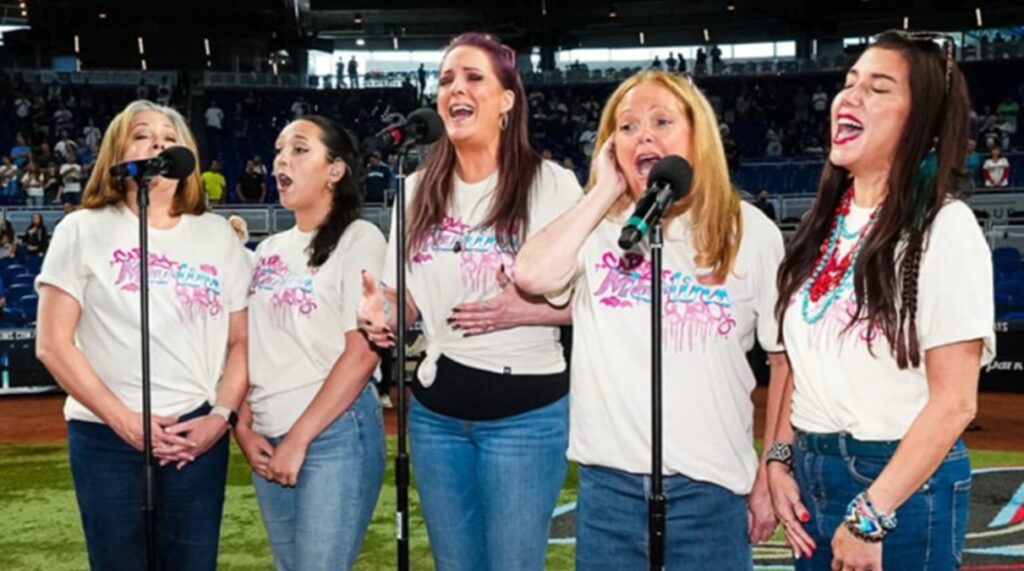 Willy Chirino celebra que sus hijas y nieta cantaron el himno de EE.UU. en un juego de béisbol
