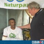 El jefe de la misión de Estados unidos en Cuba, Mike Hammer, sostuvo el domingo un encuentro con el opositor cubano Juan Alberto de la Nuez, quien en días pasados fue agredido en la ciudad de Cienfuegos.