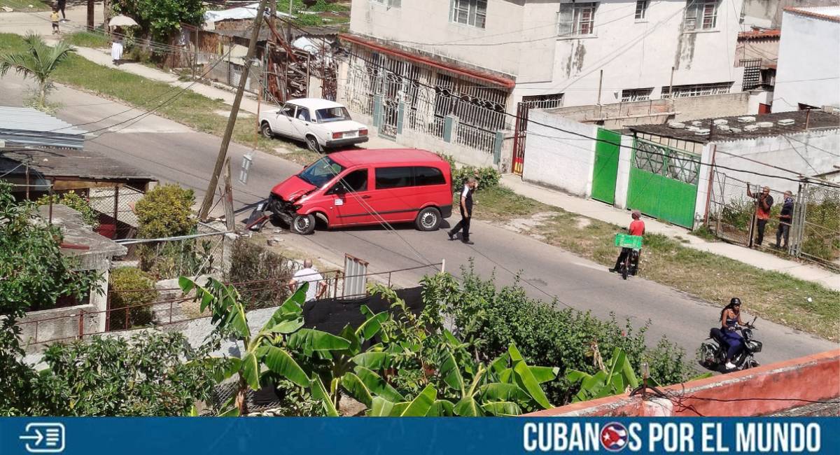Un vehículo impactó contra un poste eléctrico en La Habana, específicamente en el barrio conocido como La Timba, en el municipio Plaza de la Revolución.
