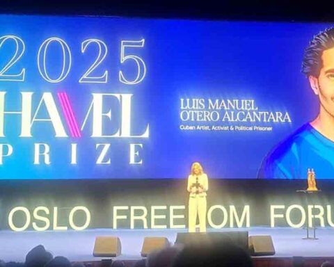 Hacen entrega del premio Václav Havel para Luis Manuel Otero Alcántara