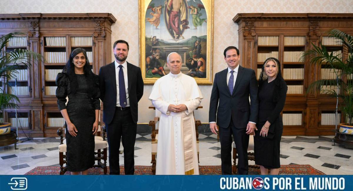 El Papa León XIV, el primer pontífice estadounidense en la historia de la Iglesia Católica, recibió al vicepresidente de Estados Unidos, J.D. Vance, y al secretario de Estado, Marco Rubio, en una audiencia privada en la biblioteca del Palacio Apostólico.