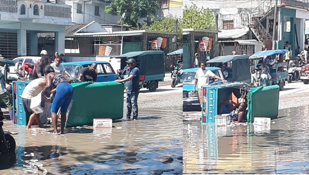 Se vuelca triciclo eléctrico con varias personas en un bache en La Habana